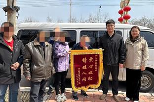心连心一家人，泰山球迷在北京机场帮助泰山队搬运行李